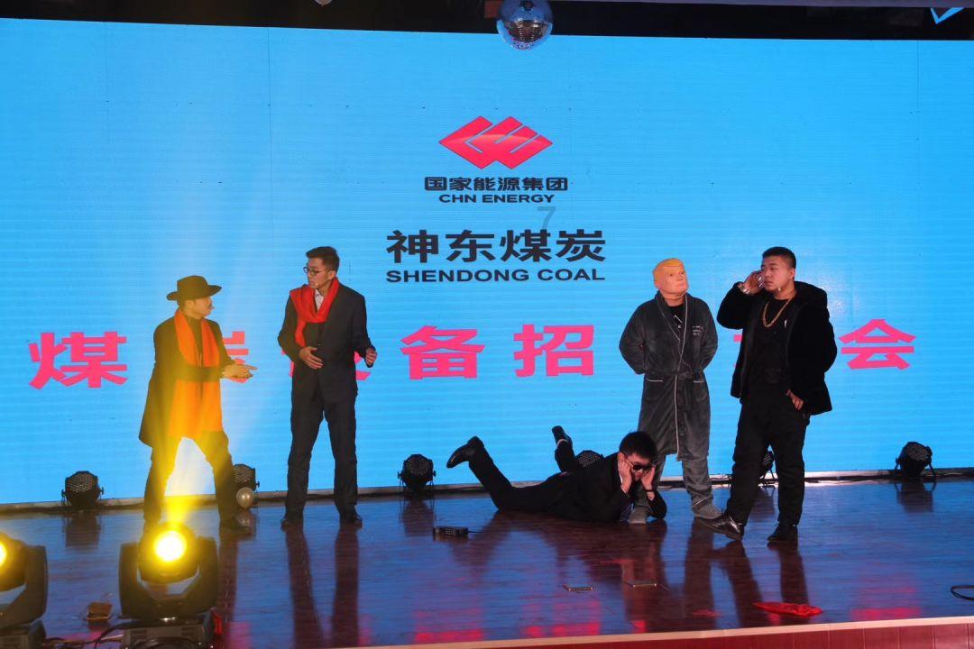 丹顶鹤被牵上大街当猴耍，花式宠客不能丢了底线